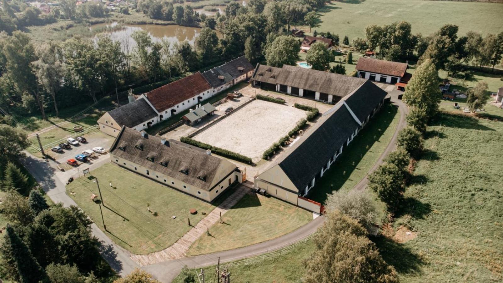 Dvur Olsiny -Hotel And Horse-Riding Karvina Bagian luar foto