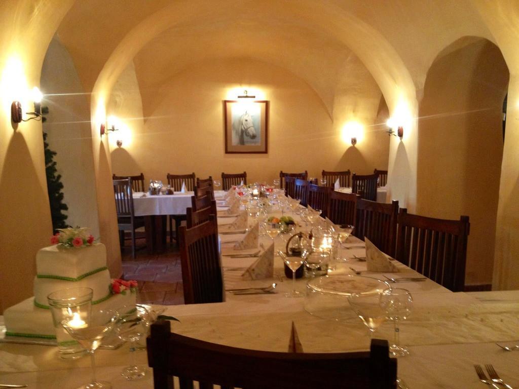 Dvur Olsiny -Hotel And Horse-Riding Karvina Bagian luar foto