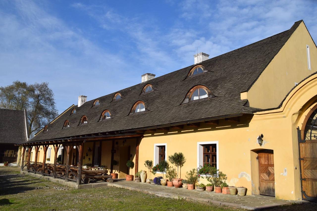 Dvur Olsiny -Hotel And Horse-Riding Karvina Bagian luar foto